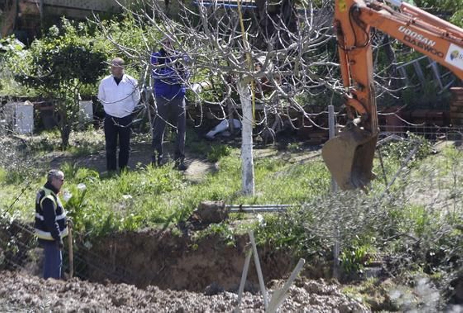 Dos excavadoras realizaron trabajos de búsqueda en Camas, donde han estado presentes el padre, el tío y el abuelo de Marta.

Foto: José Ángel García