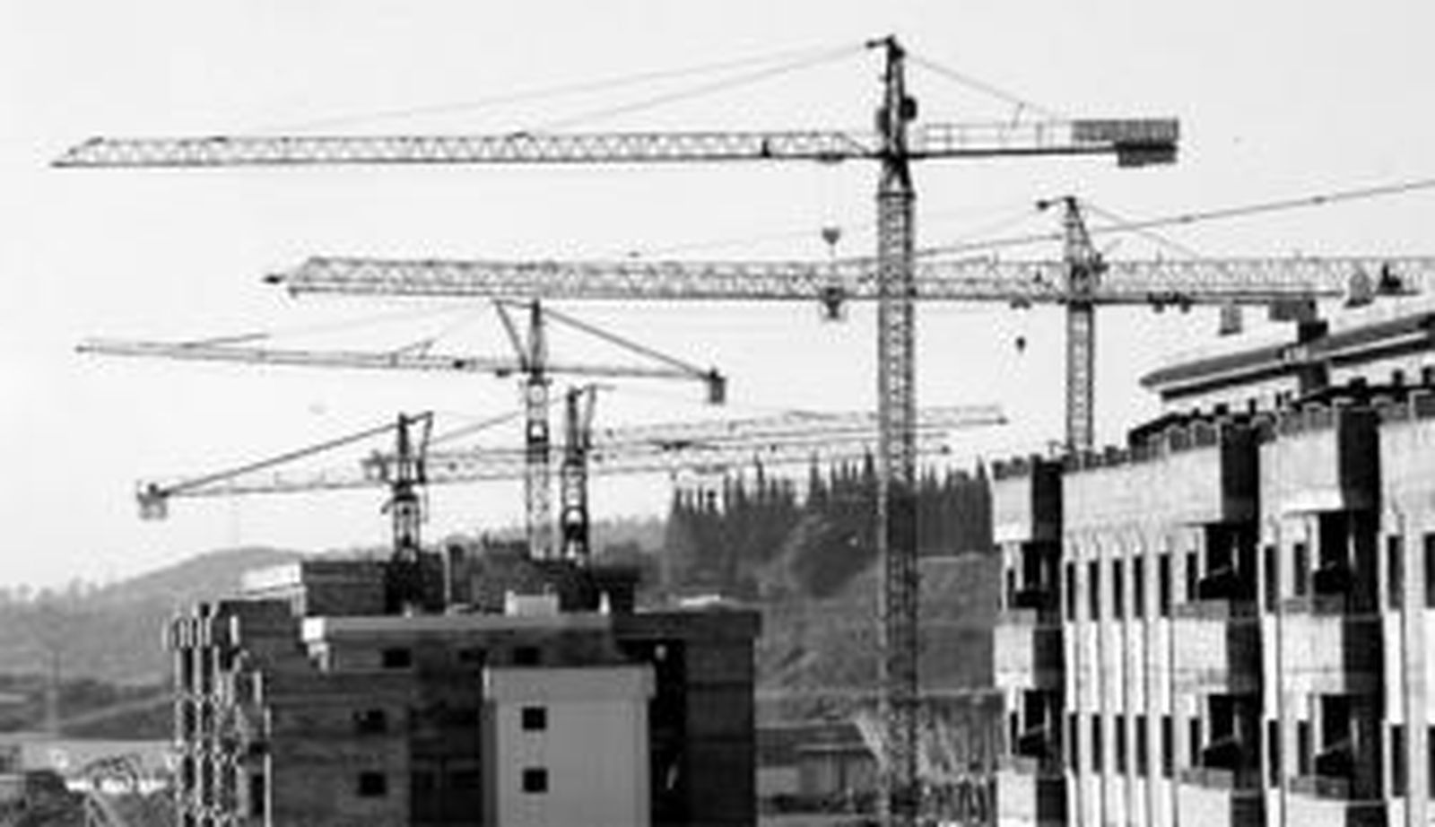 Francisco de la Torre, en una imagen de archivo, entregando VPO.