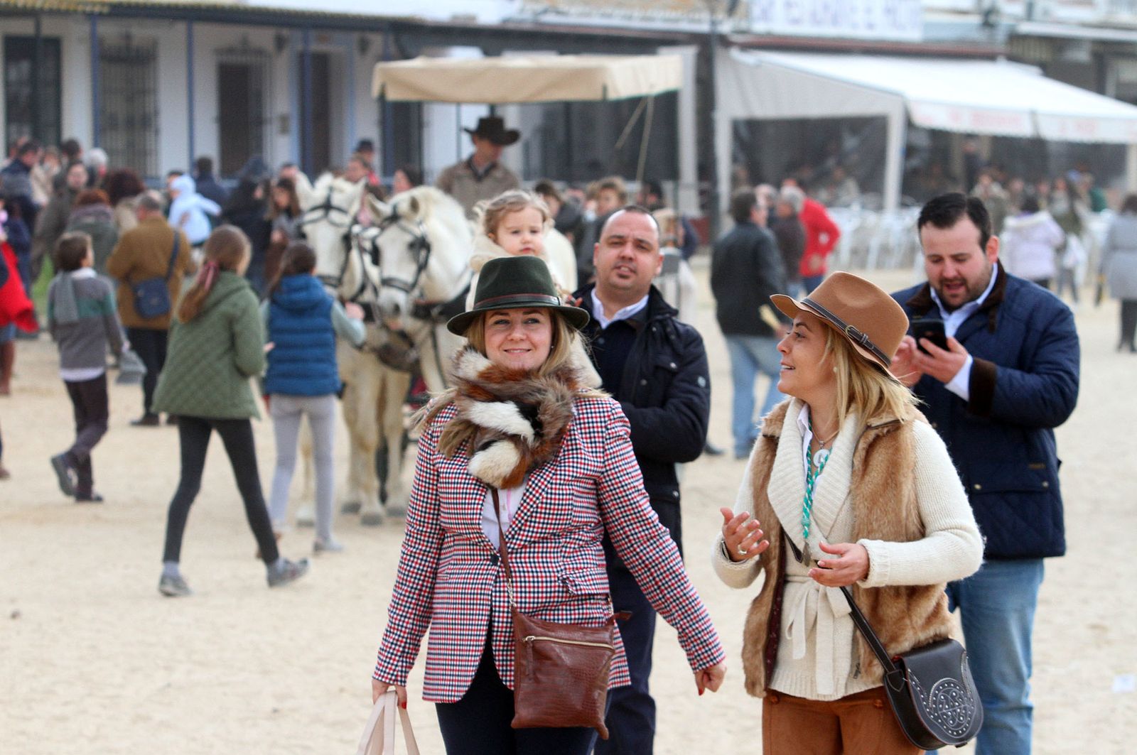 El Rocío celebra La Candelaria con la presentación de los niños a la Virgen, en imágenes