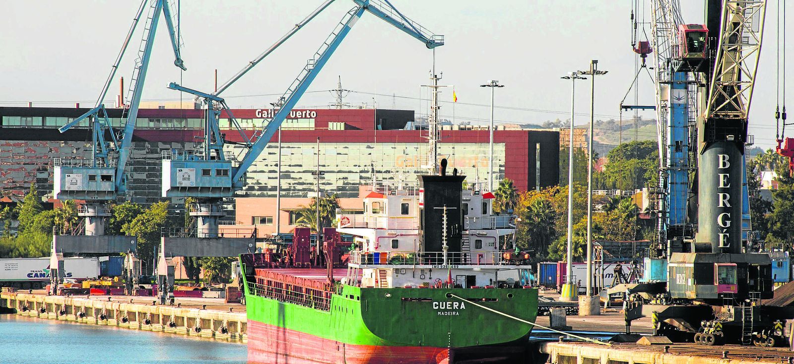 Una de las líneas de la actividad portuaria de Cádiz.