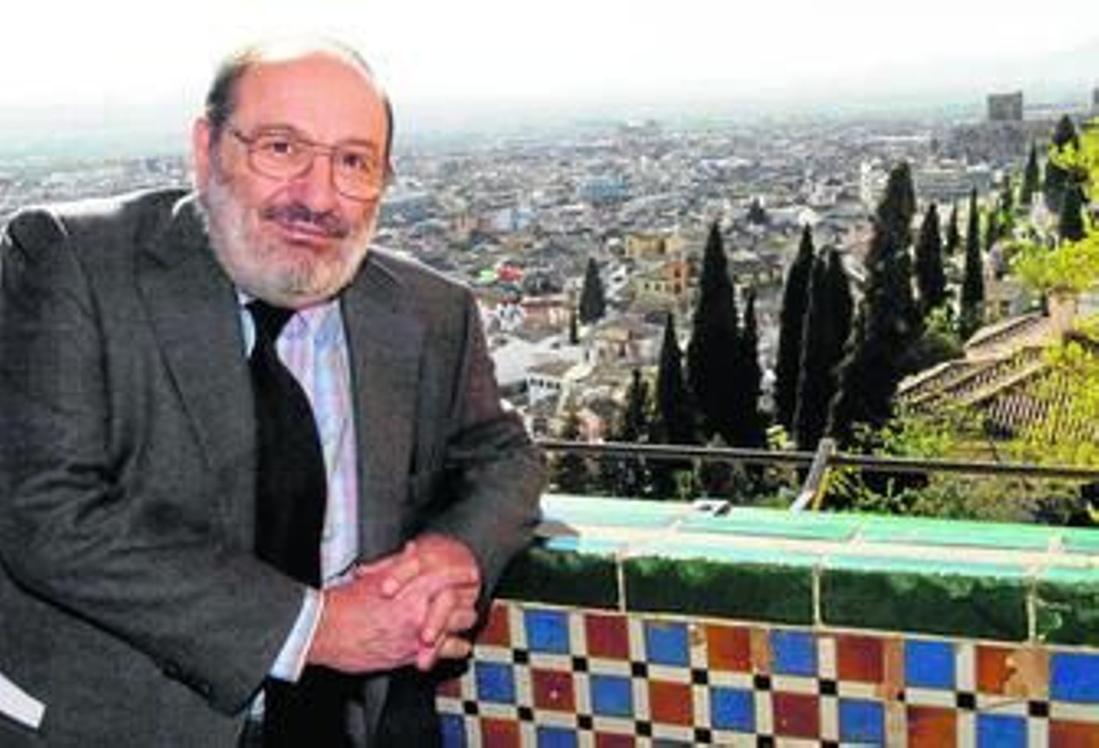 Con el cartel del Hay Festival al fondo.