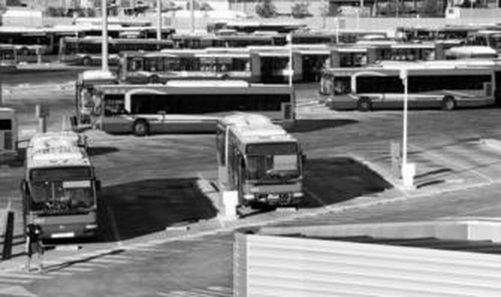 Autobuses de Tussam en las cocheras de San Fernando, durante la última jornada de huelga.