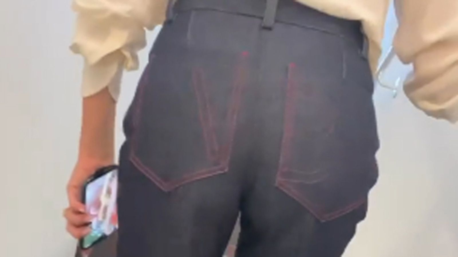 Secuencia del vídeo compartido por David en el que se aprecia a Victoria subiendo unas escaleras.