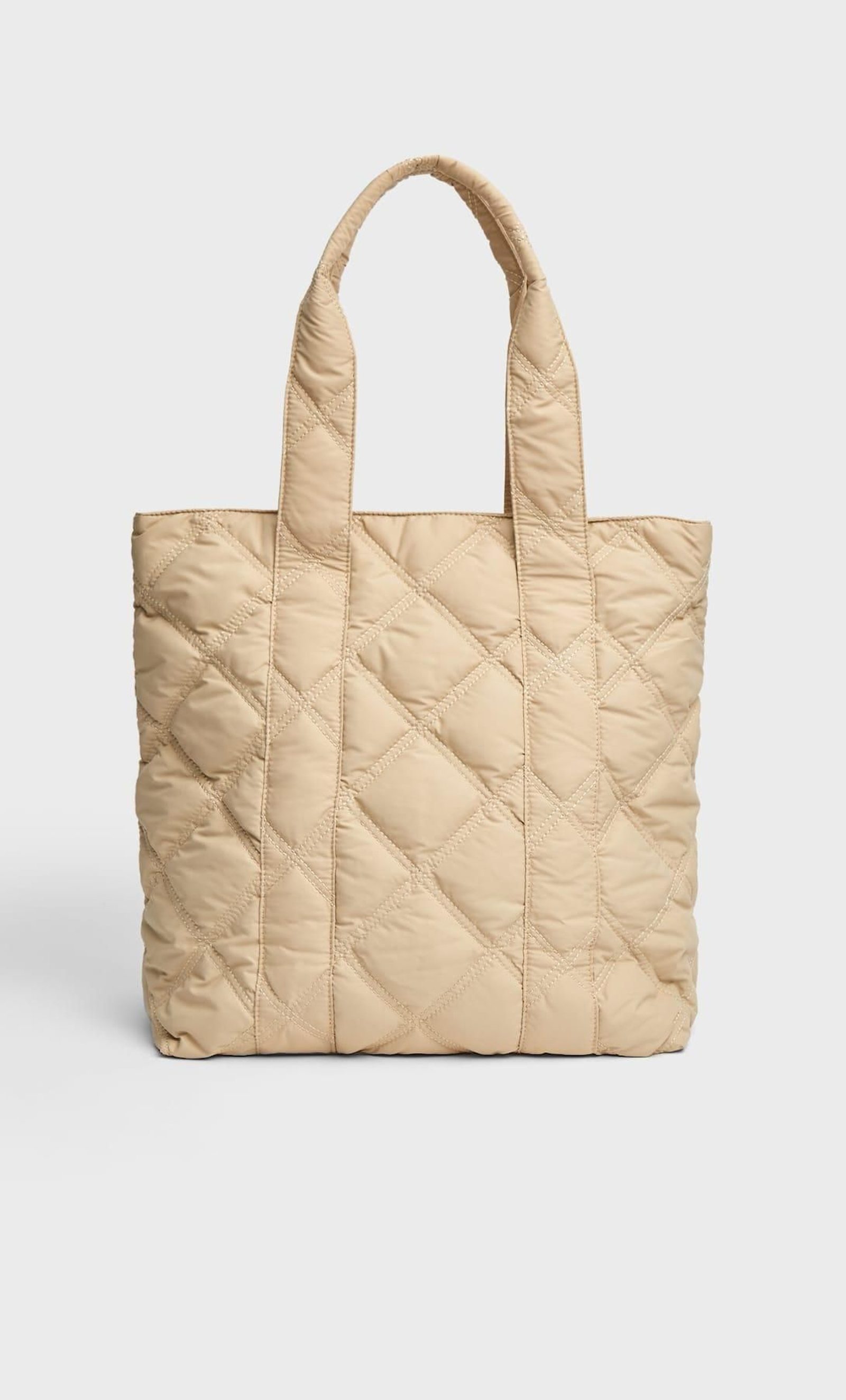 Bolso shopper acolchado de Stradivarius.