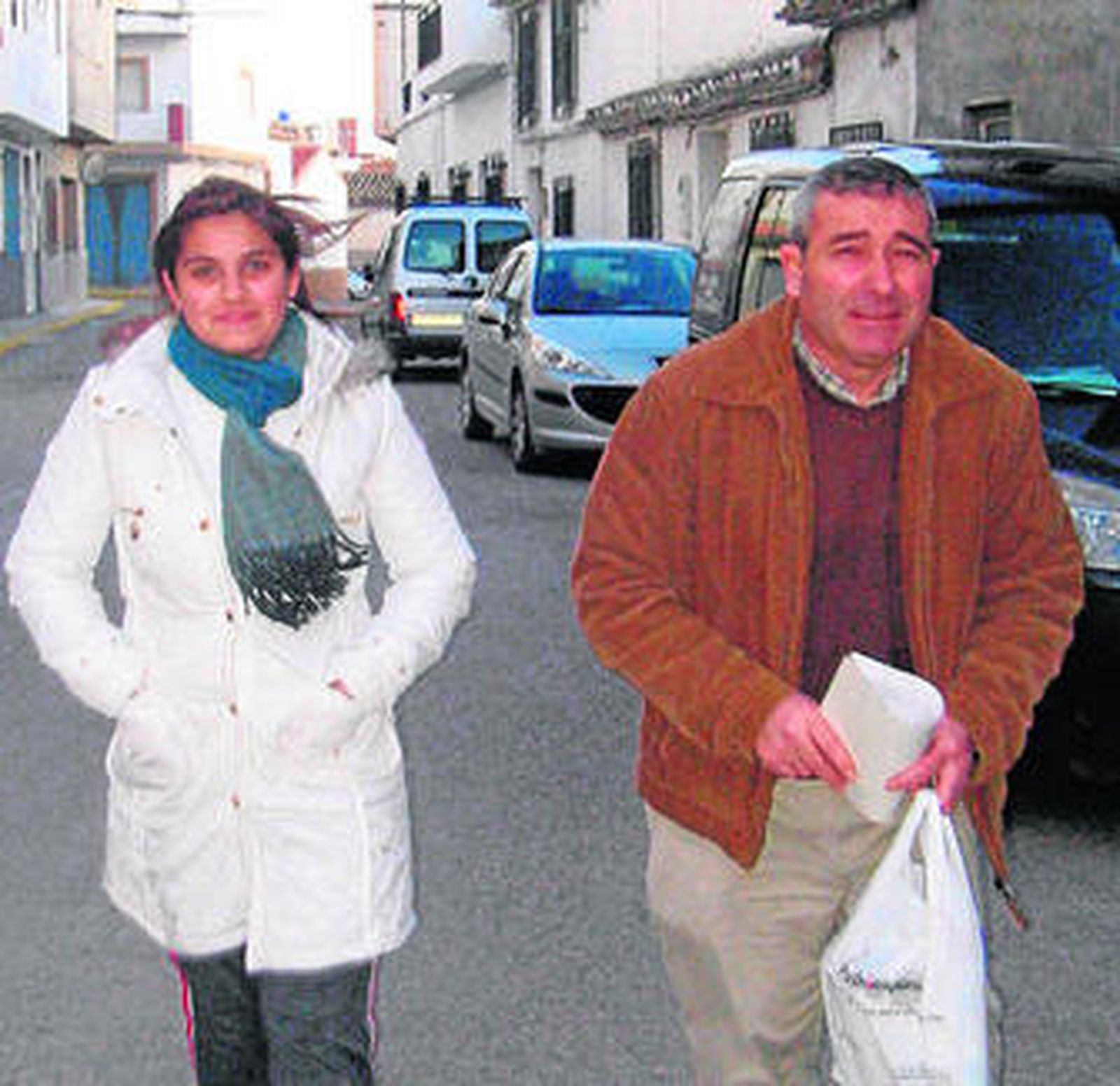 Bufandas y abrigos sirven en el Almanzora como parapeto contra el frío.