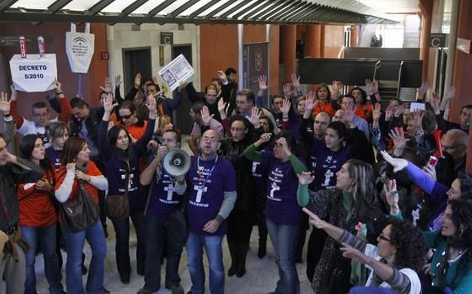 Los funcionarios se manifiestan en Torretriana para protestar ante la reunion con los sindicatos. 

Foto: Antonio Pizarro