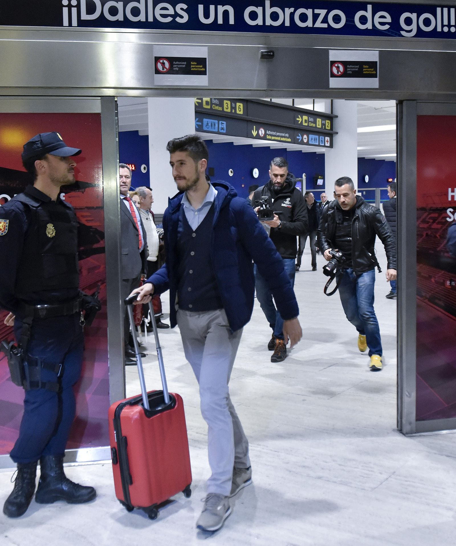 Llegada del Sevilla tras clasificarse a cuartos en Champions