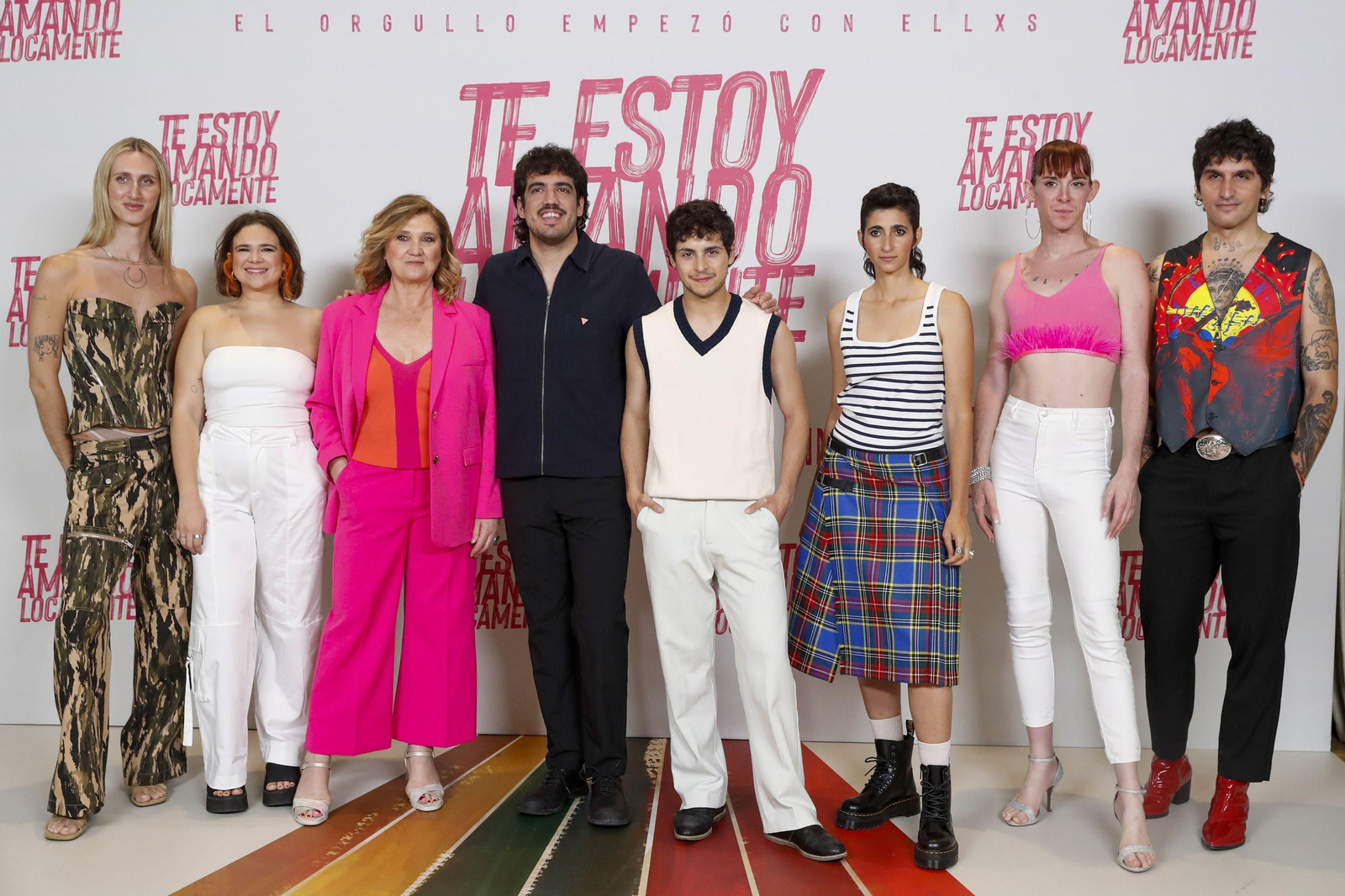 El director, Alejandro Marín, junto a los actores de la película 'Te estoy amando locamente'