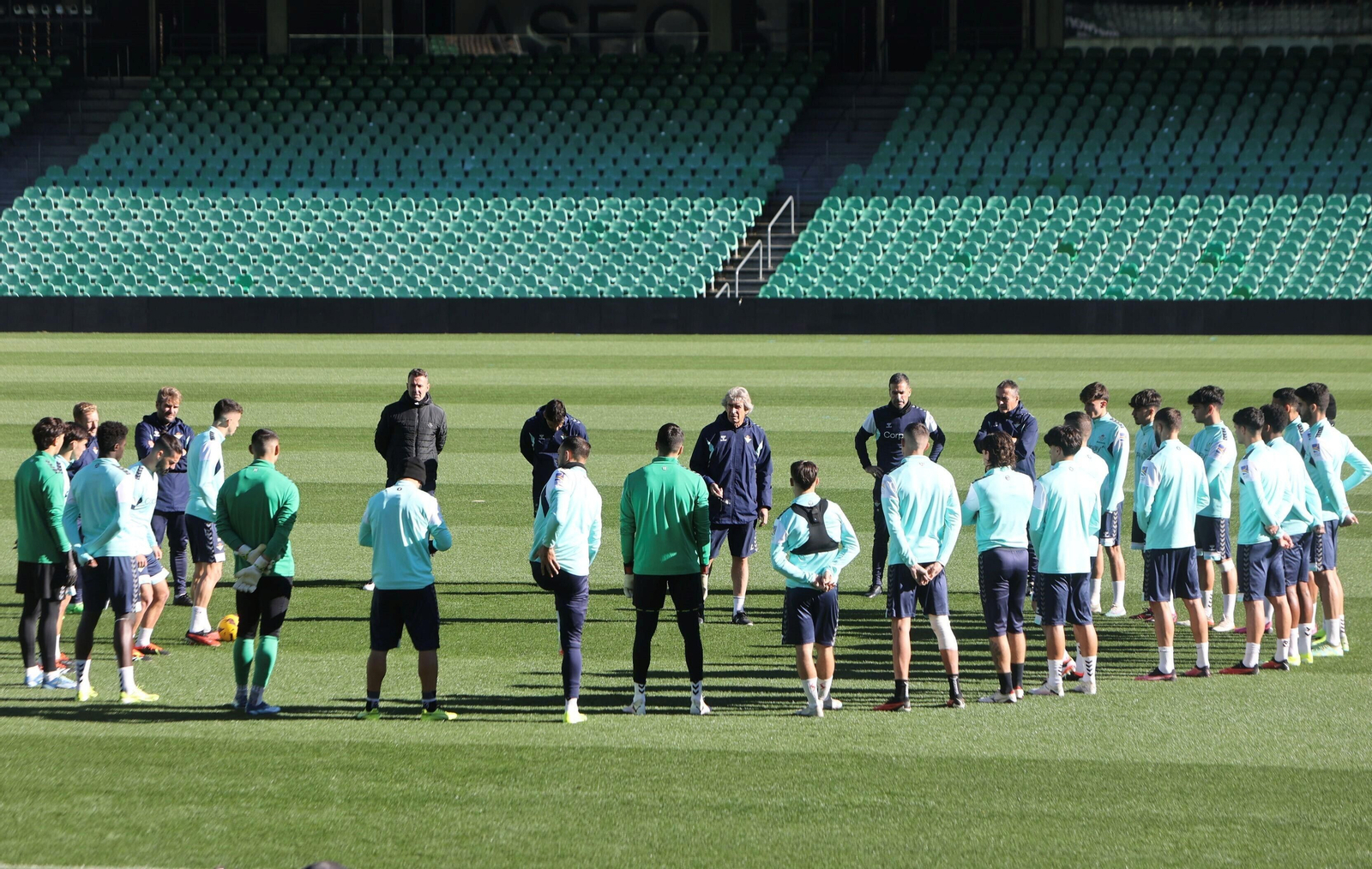 Manuel Pellegrini, en un momento de la charla a sus jugadores previa al comienzo del entrenamiento de ayer en el estadio Benito Villamarín.