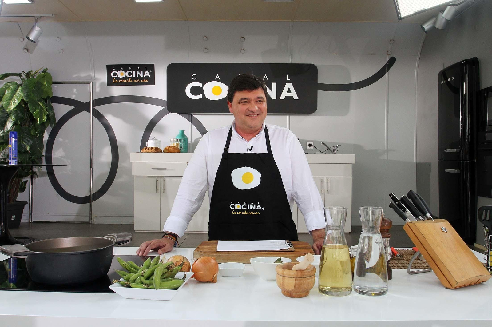 Imágenes de Gabriel Cruz durante la grabación del programa 'Hoy cocina el alcalde'.