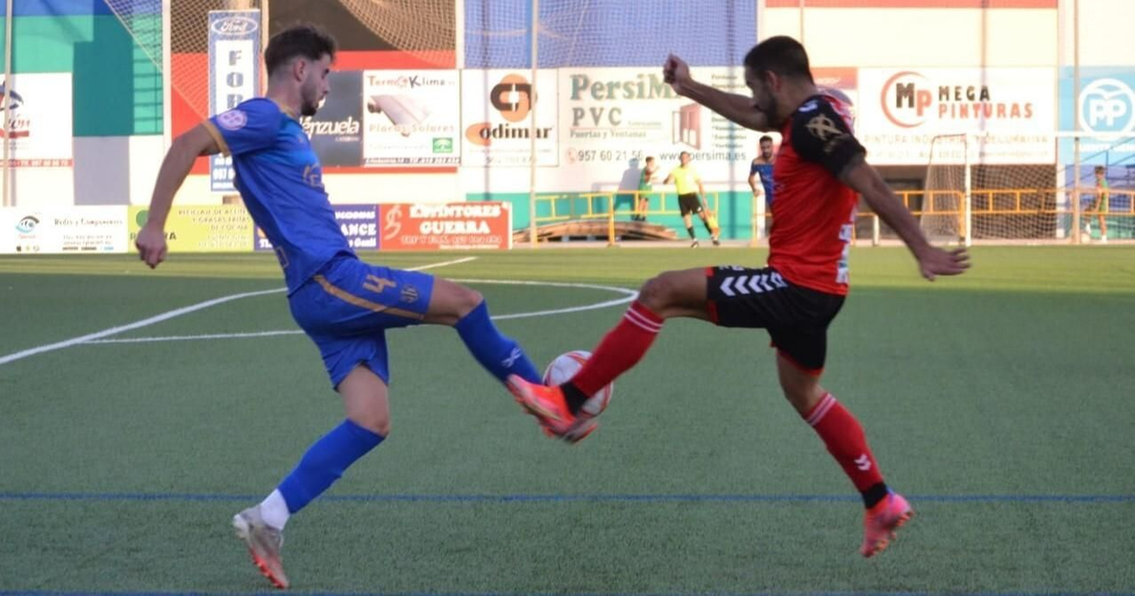 Cuenca lucha por el balón en la jugada que le terminó costando la expulsión.
