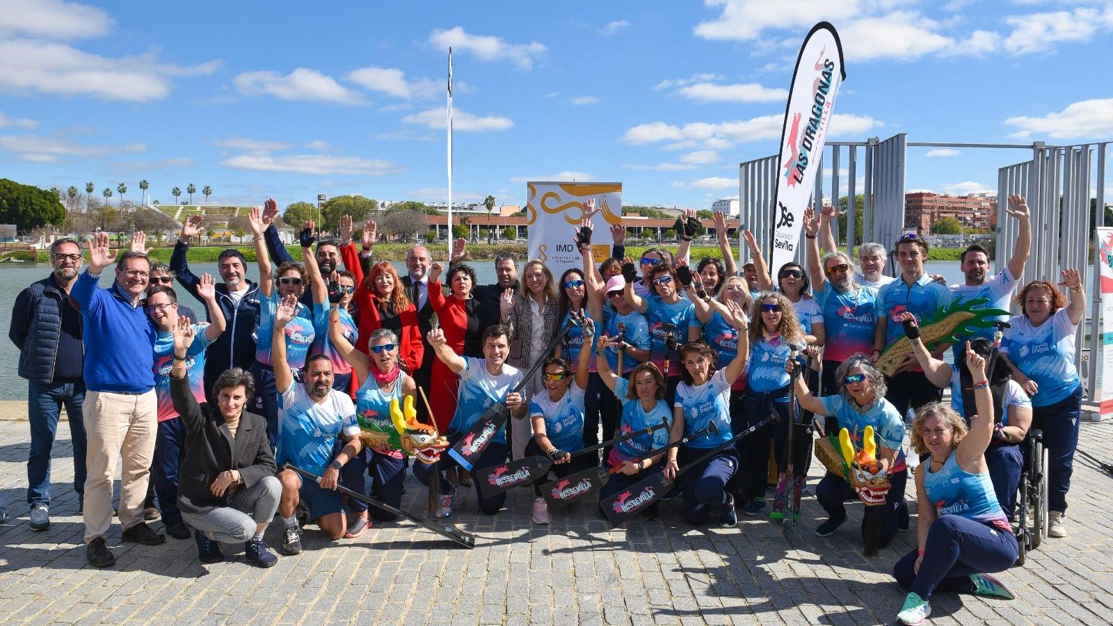 Foto de familia de todos los participantes en el acto.