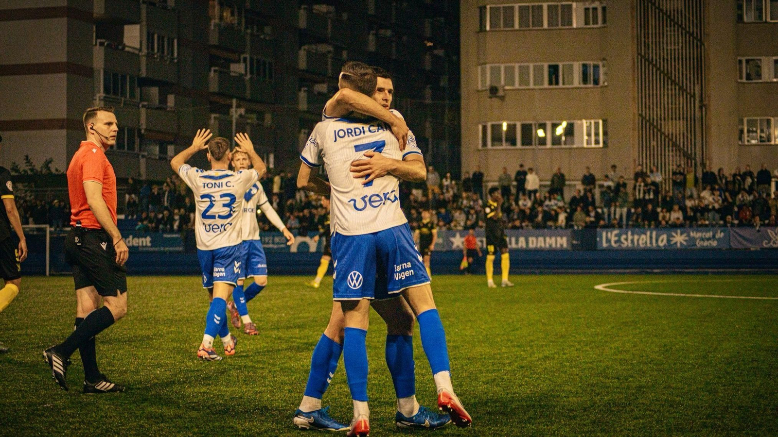 El Europa celebra un gol en el Nou Sardenya. El Europa celebra un gol en el Nou Sardenya.