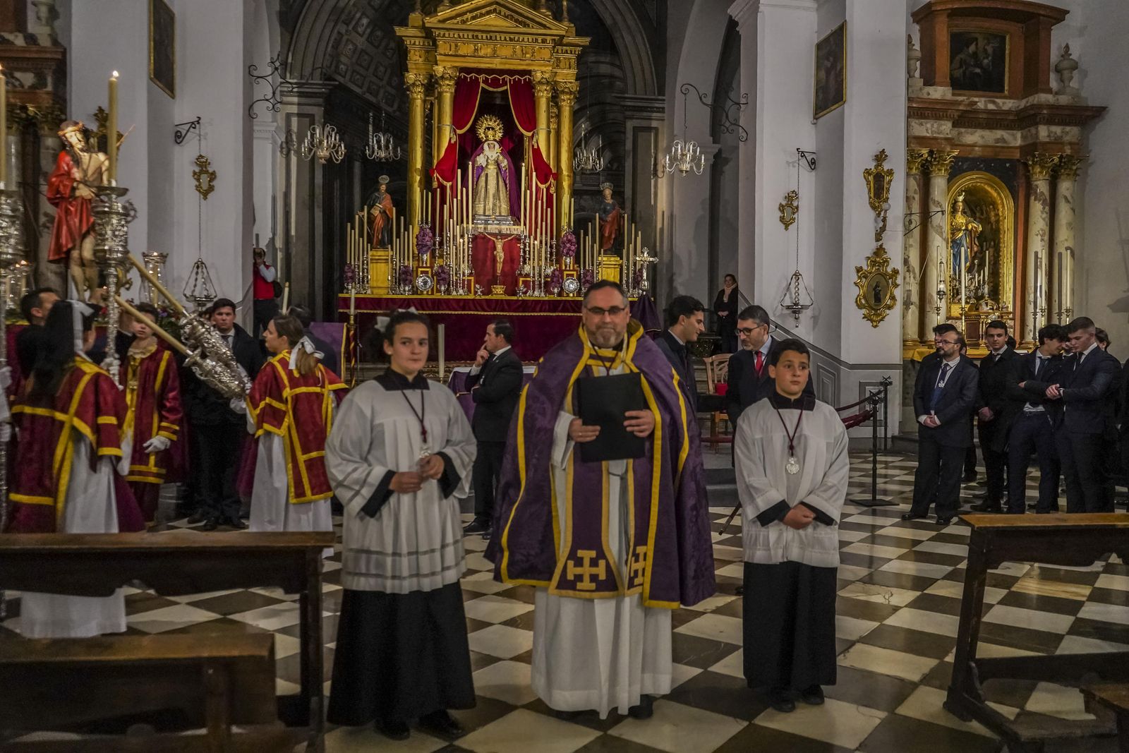 El Señor de la Sentencia, en vía crucis, a los pies de la Alhambra