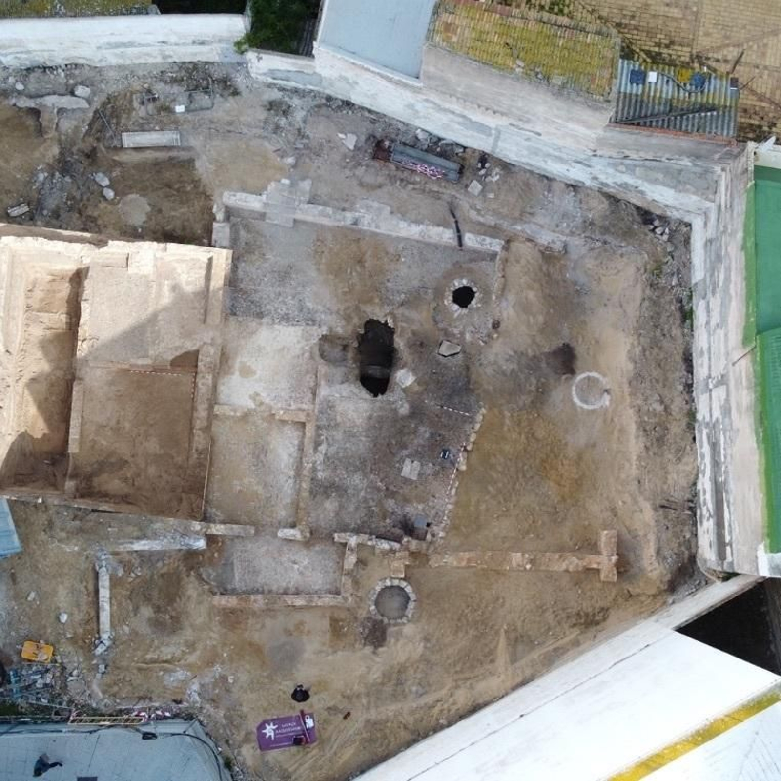 Foto aérea del solar de la calle Adriano donde ha aparecido la noria del XVIII