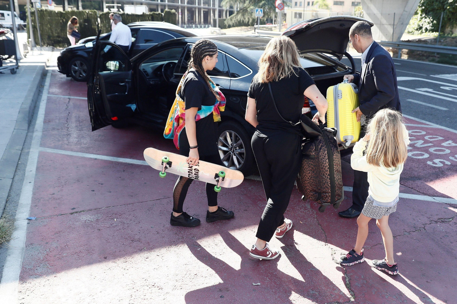 Un vehículo VTC recoge pasajeros en Madrid.