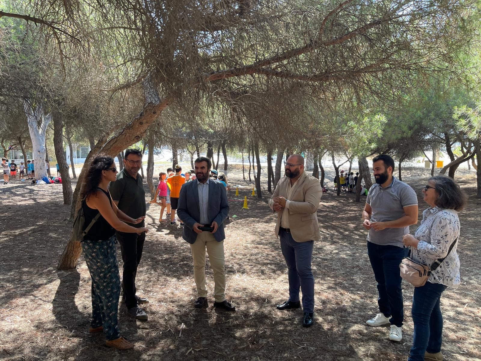 Una imagen de concejales y técnicos en las dunas de San Antón.