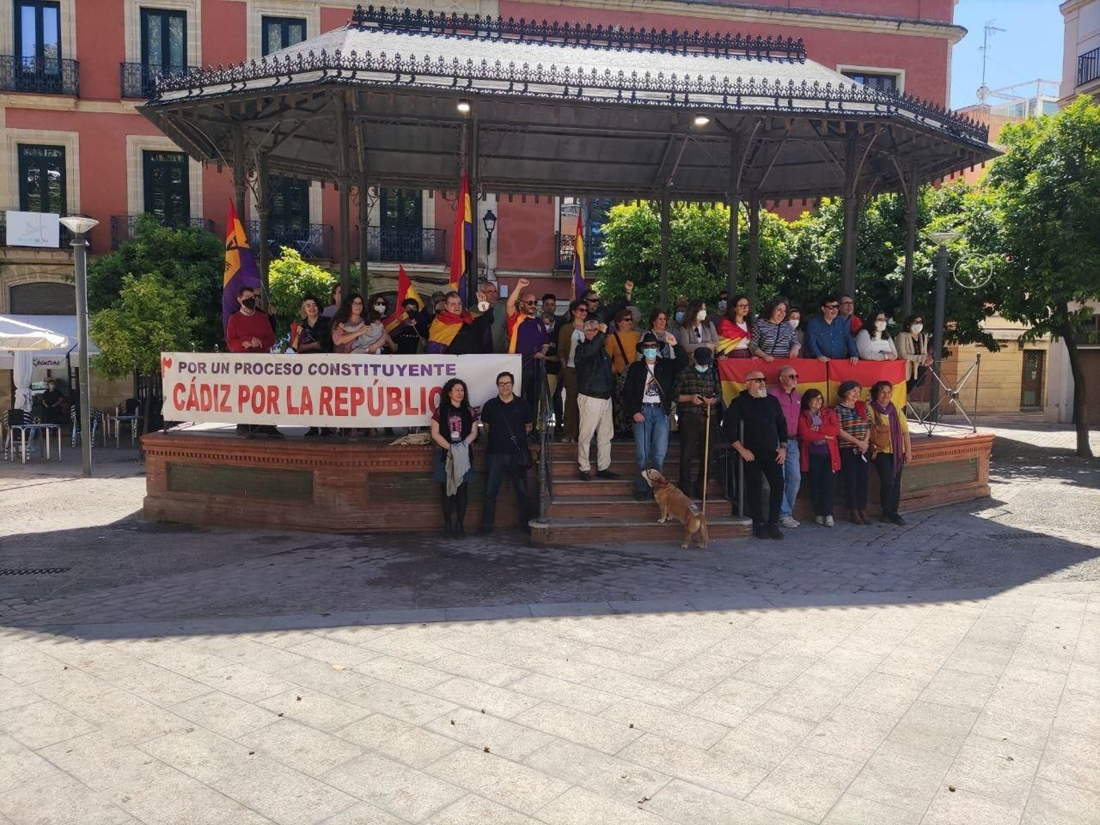 Concentración de la Plataforma Jerez por la República este mediodía en la plaza del Banco.