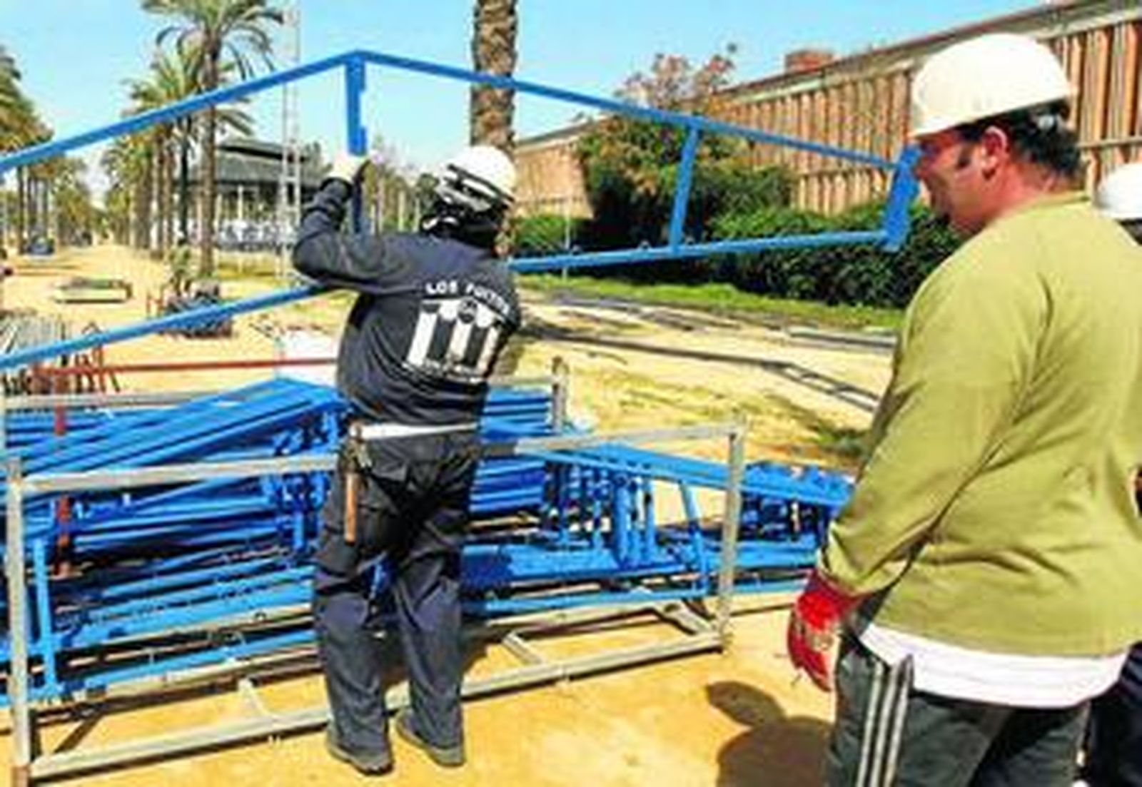 Algunos operarios trabajan en días pasados en el montaje de la Feria.