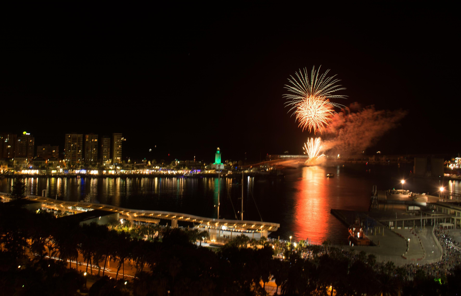 Los fuegos llenaron el cielo malagueño de colorido y marcaron el inicio de la fiesta.