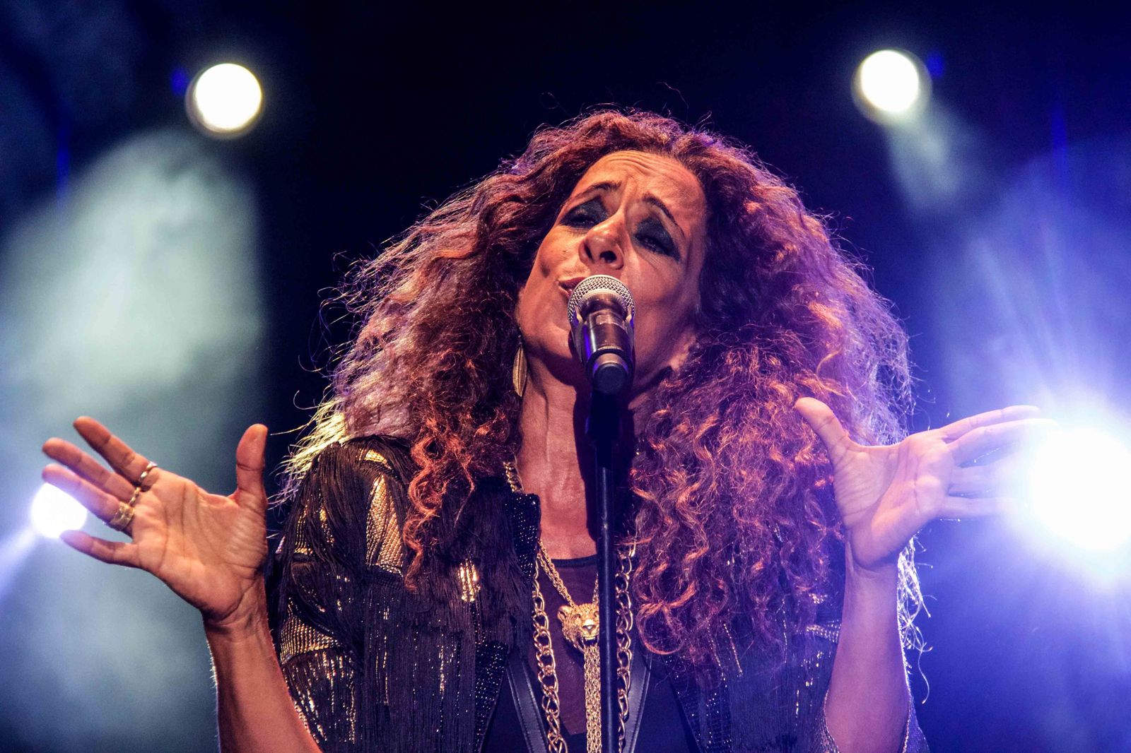 Rosario del Carmen González Flores (Madrid, 1963), más conocida como Rosario, durante uno de sus conciertos.