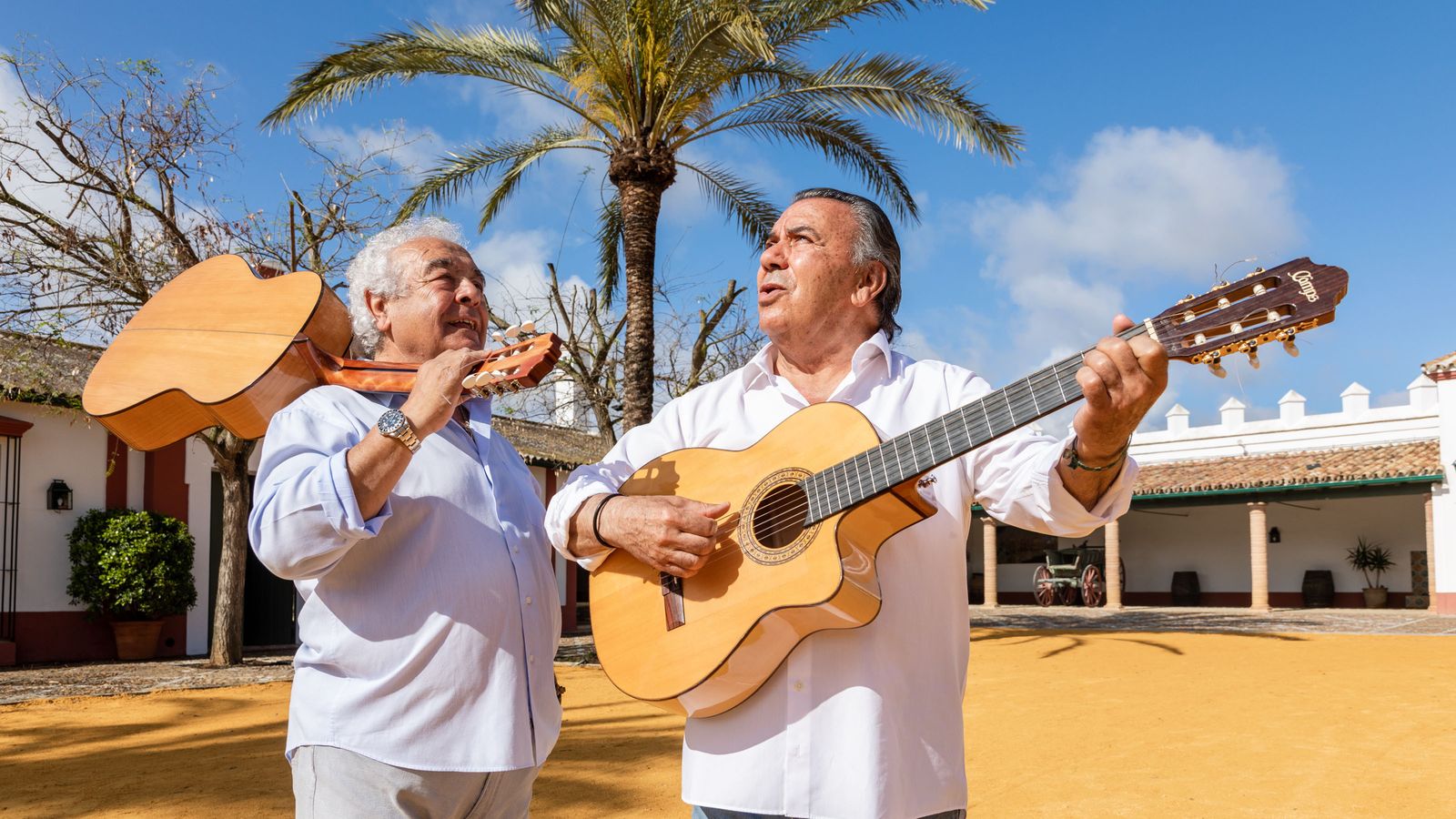 Antonio Romero y Rafael Ruiz en la hacienda donde convivirán con los huéspedes.