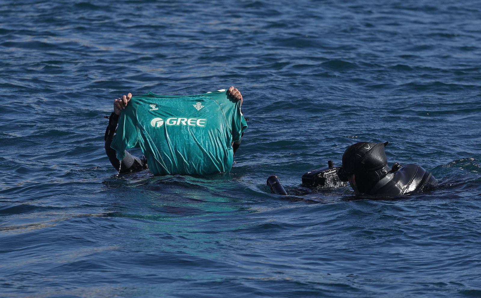 Fotos de la nueva camiseta ecológica del Real Betis fabricada con algas