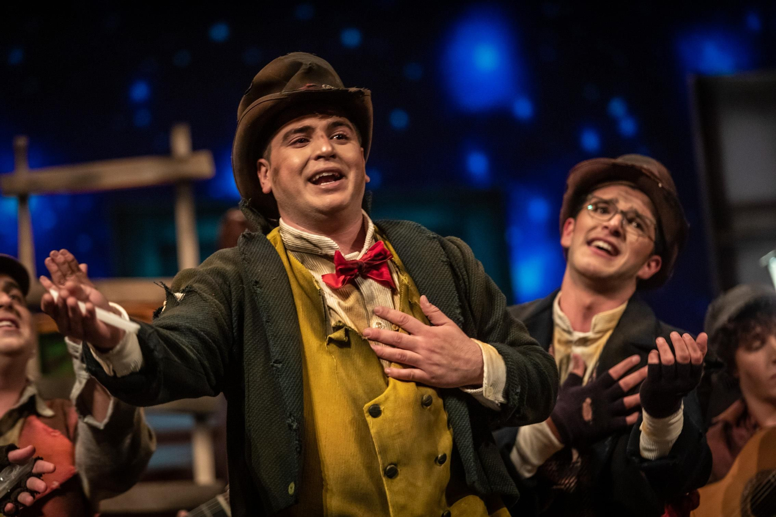 La comparsa ‘Los niños sin nombre’ en una de sus actuaciones en el Concurso del Falla 2019.