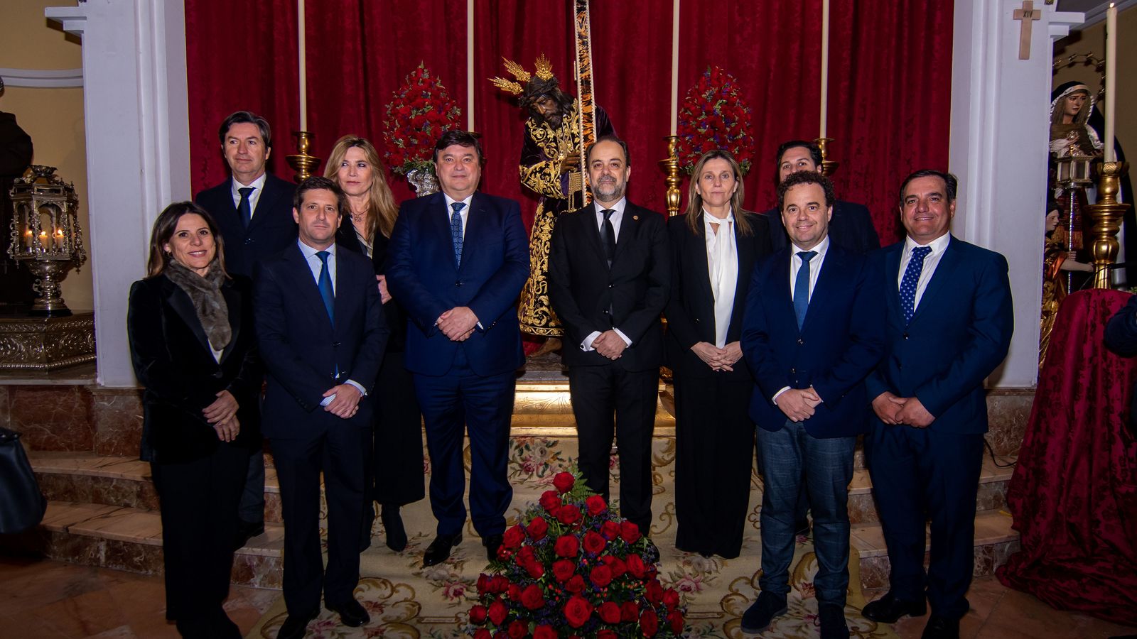 Concejales de distintas formaciones acompañaron al alcalde en la imposición de la medalla.