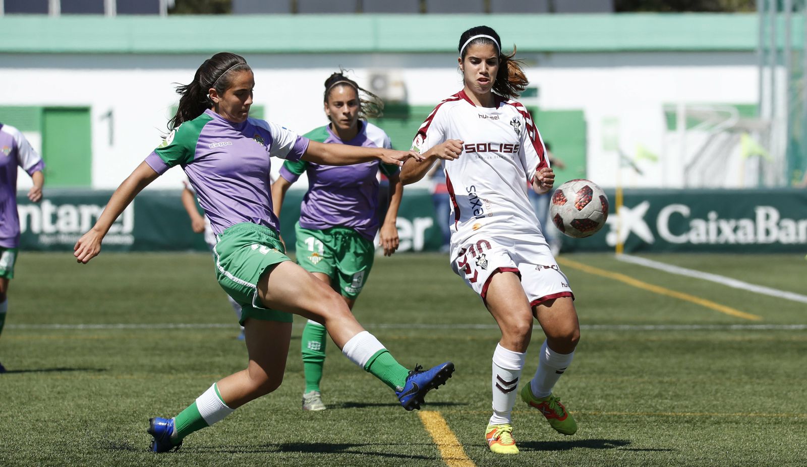 La bética Rocío Gálvez despeja un balón al que trata de llegar Alba Redondo.