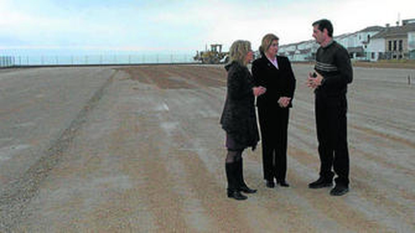 Josefa Caro, flanqueada por Genoveva Medina e Isidoro Gambín en el Antonio Camacho.