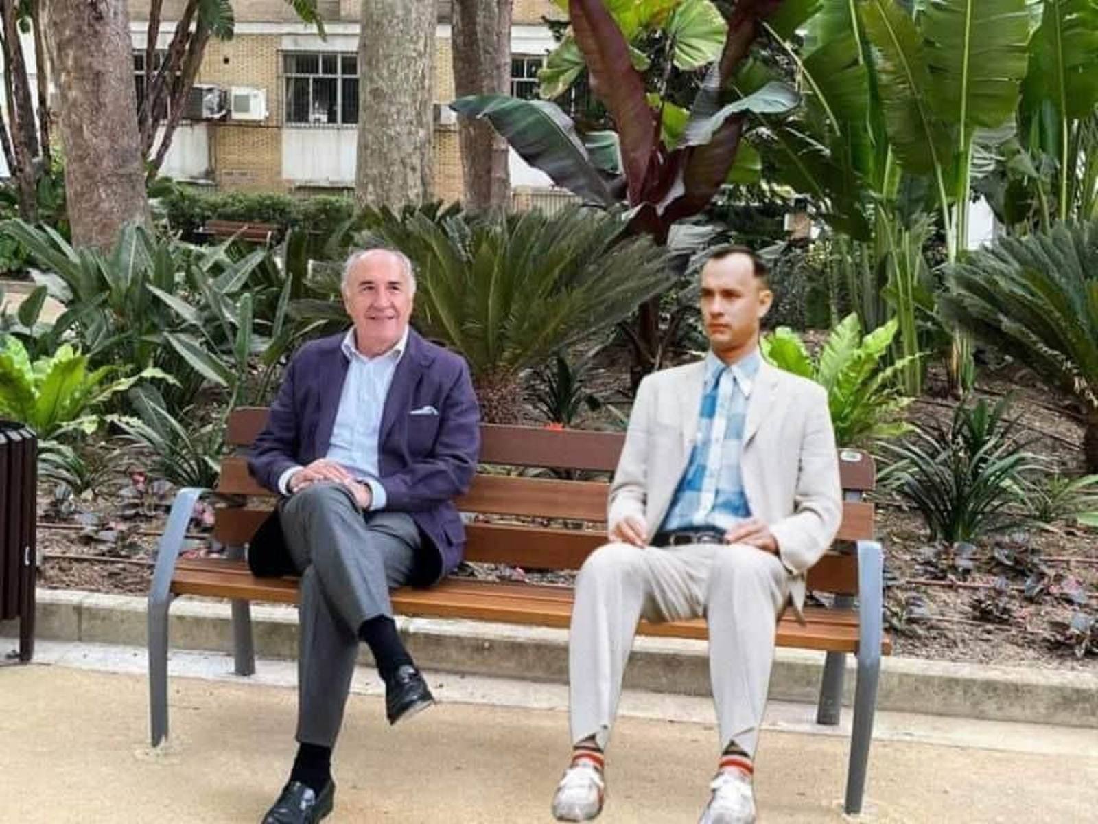 José Ignacio Landaluce y Tom Hanks comparten un banco del parque.