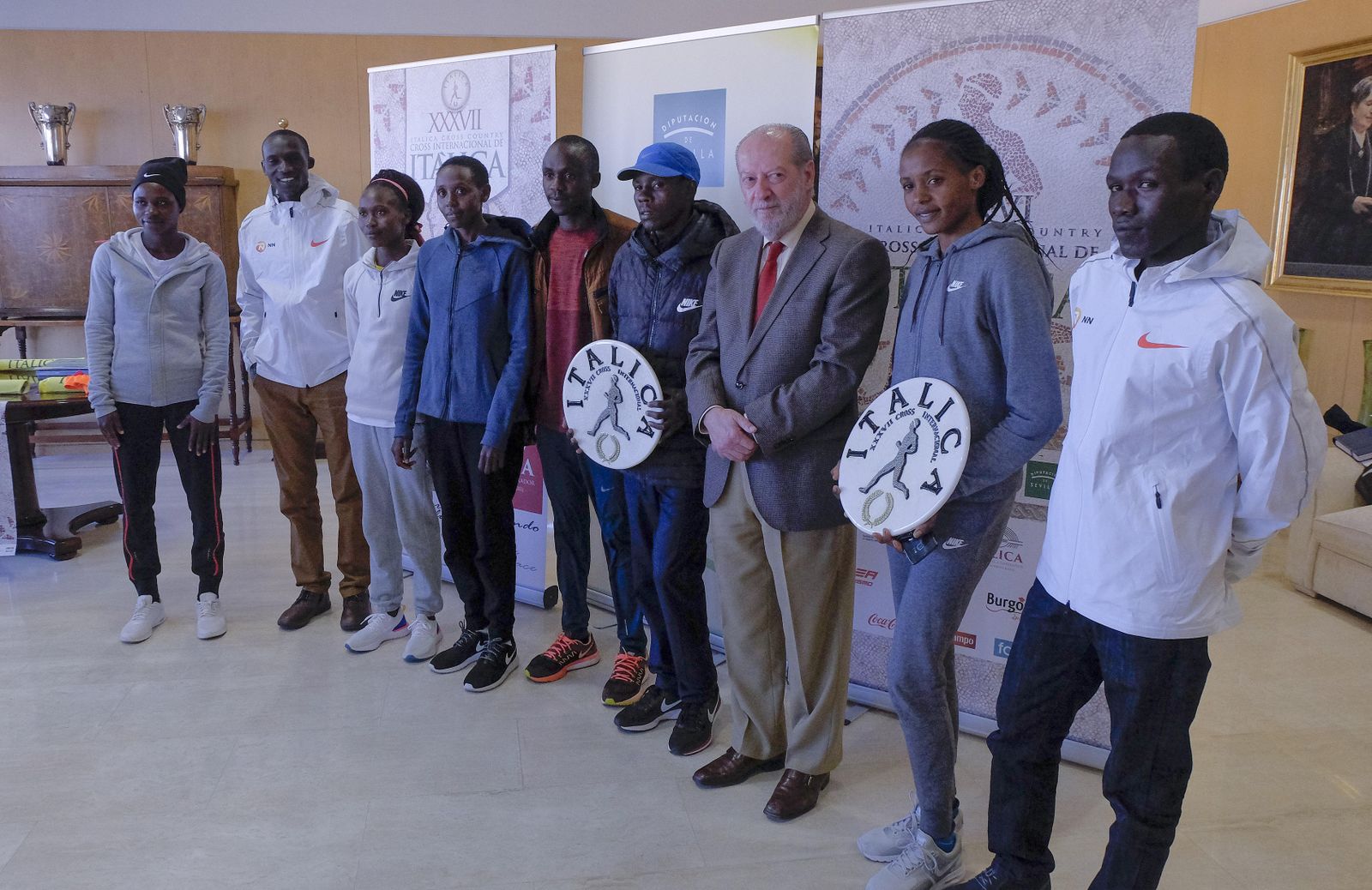 Fernando Rodríguez Villalobos, presidente de la Diputación de Sevilla, posa con algunos de los atletas que participarán en la carrera.