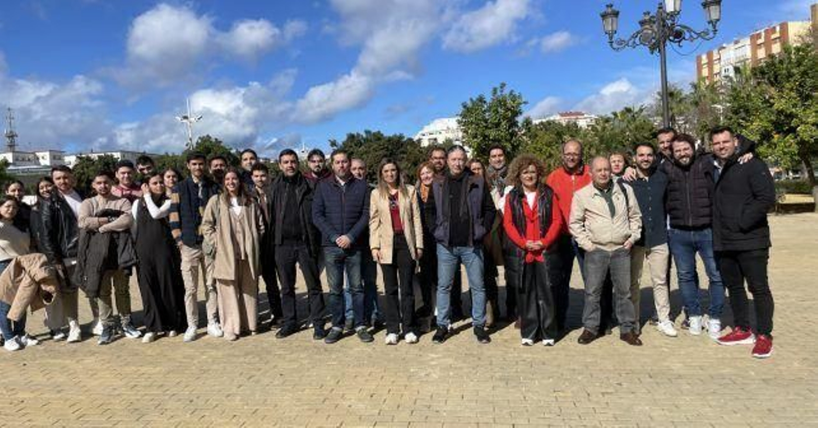 Foto de familia por el acto del 45 aniversario de las Juventudes Socialistas.