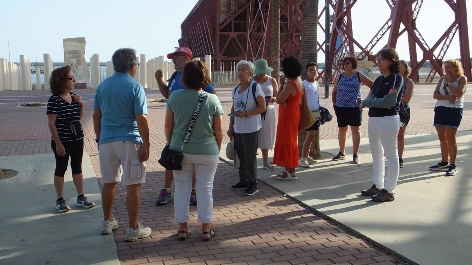 Un grupo junto al Cable Inglés durante una de las actividades desarrolladas anteriormente.