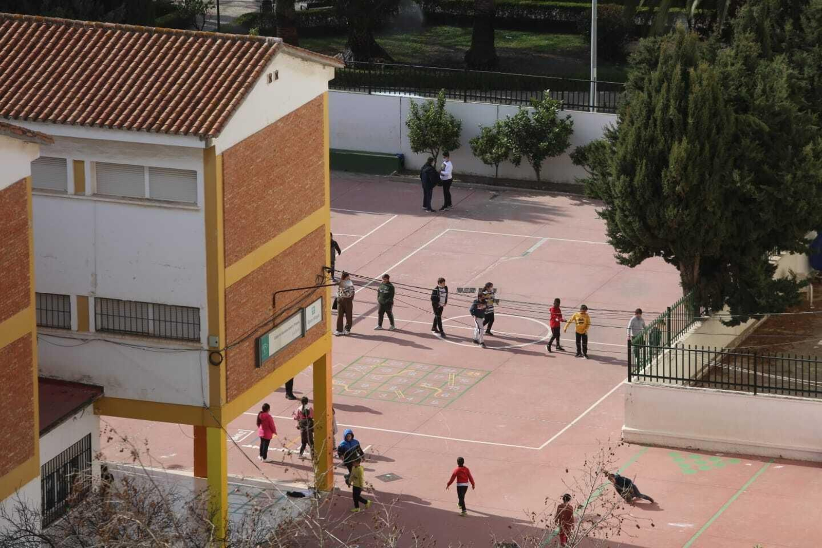 Alumnos de Infantil en el patio de un colegio de la capital malagueña.