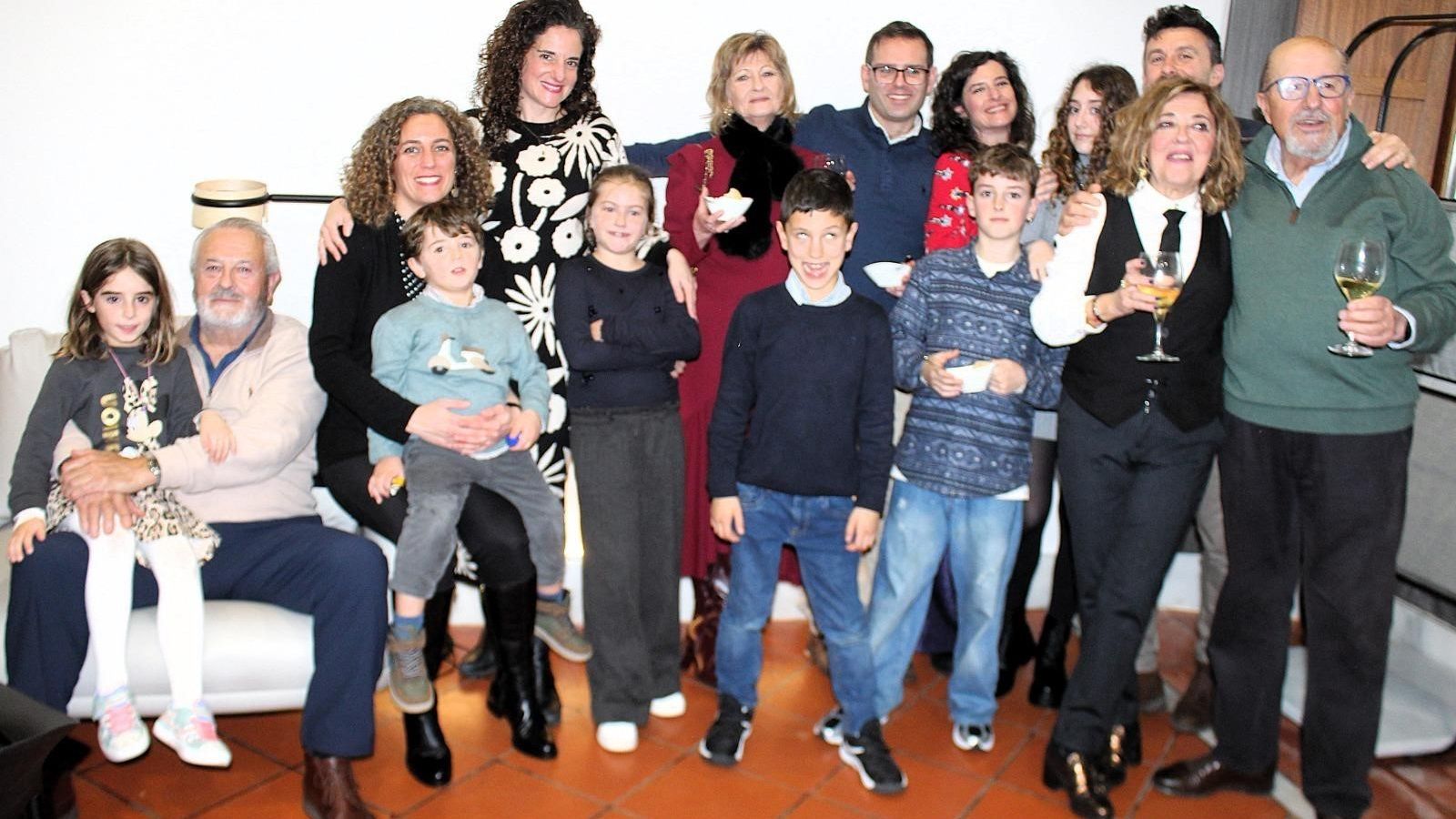 Julio  y Montse Juliá, Isabel Peral, Charo Cuadrado, Xavi Andrade, Elena Peral, Ito Frade, Marisa de las Cuevas y los jóvenes de la familia.