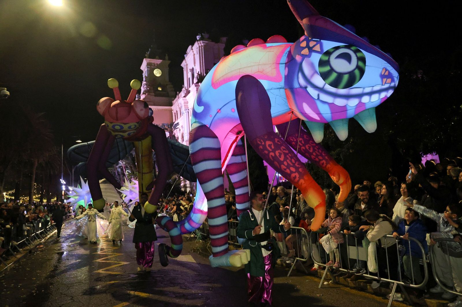 Los Reyes Magos llenan Málaga de ilusión tras la lluvia