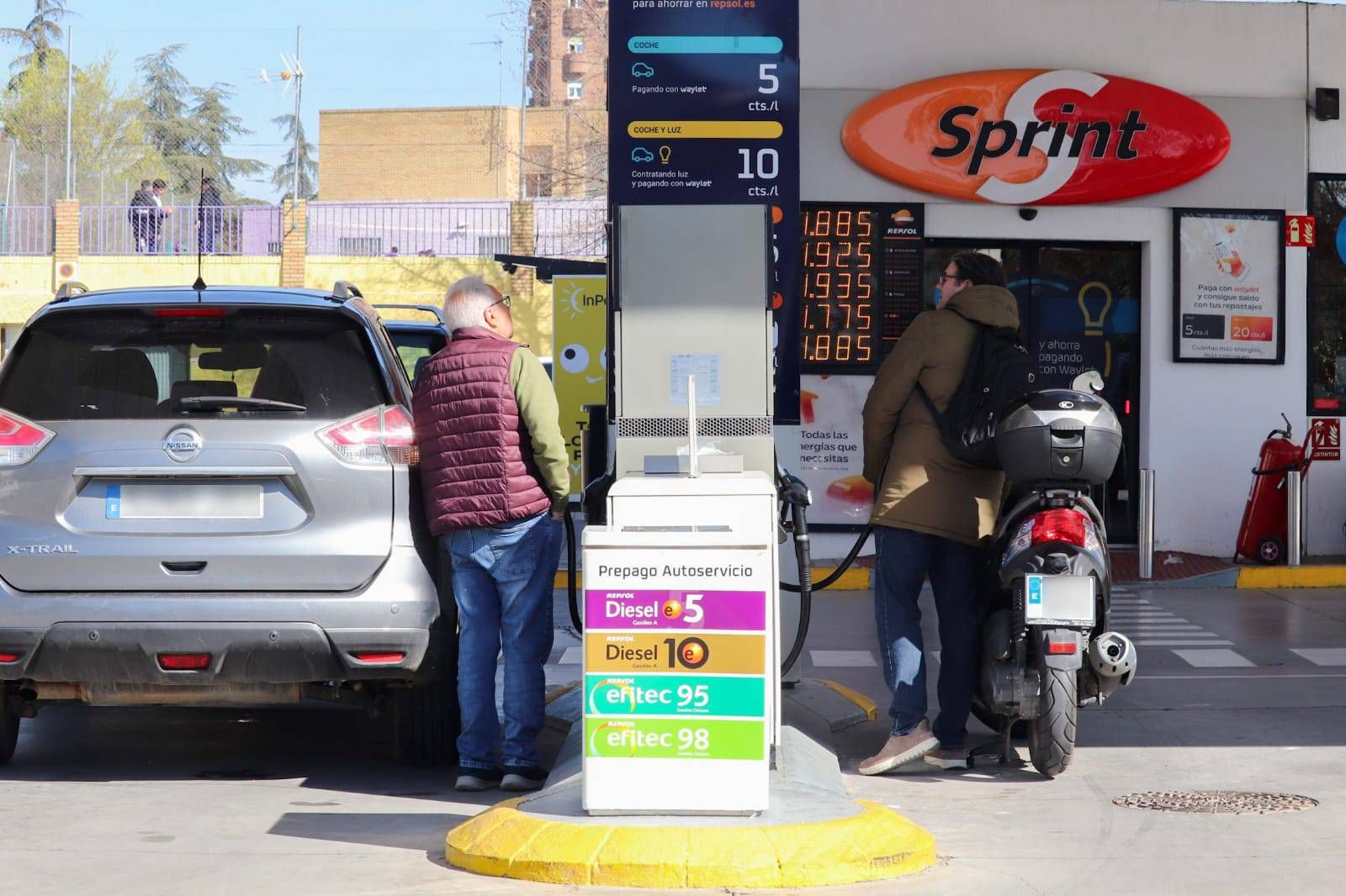 Dos personas repostan en una gasolinera de la capital.