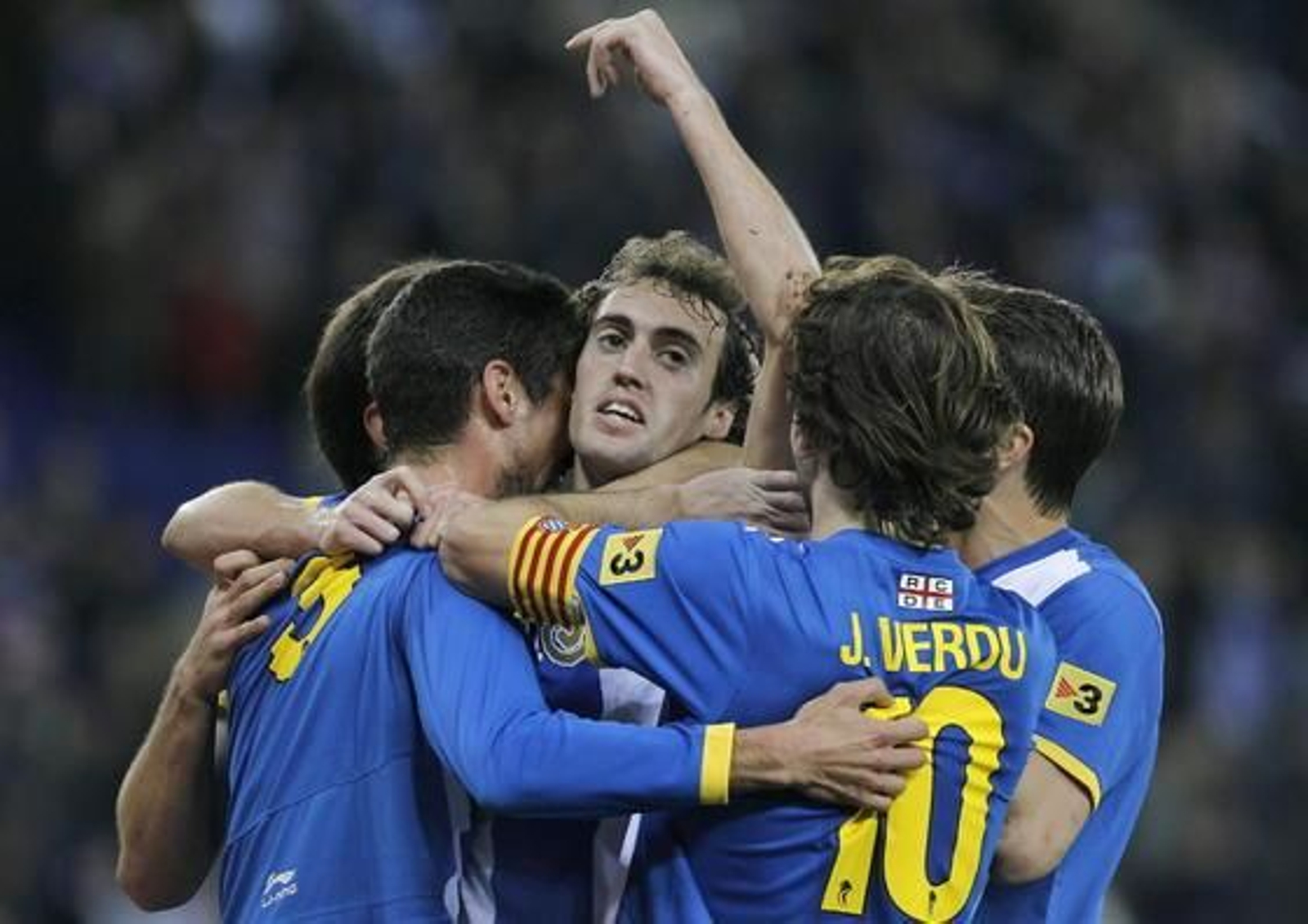 Los jugadores del Espanyol celebran con Verdú su gol de penalti. / EFE
