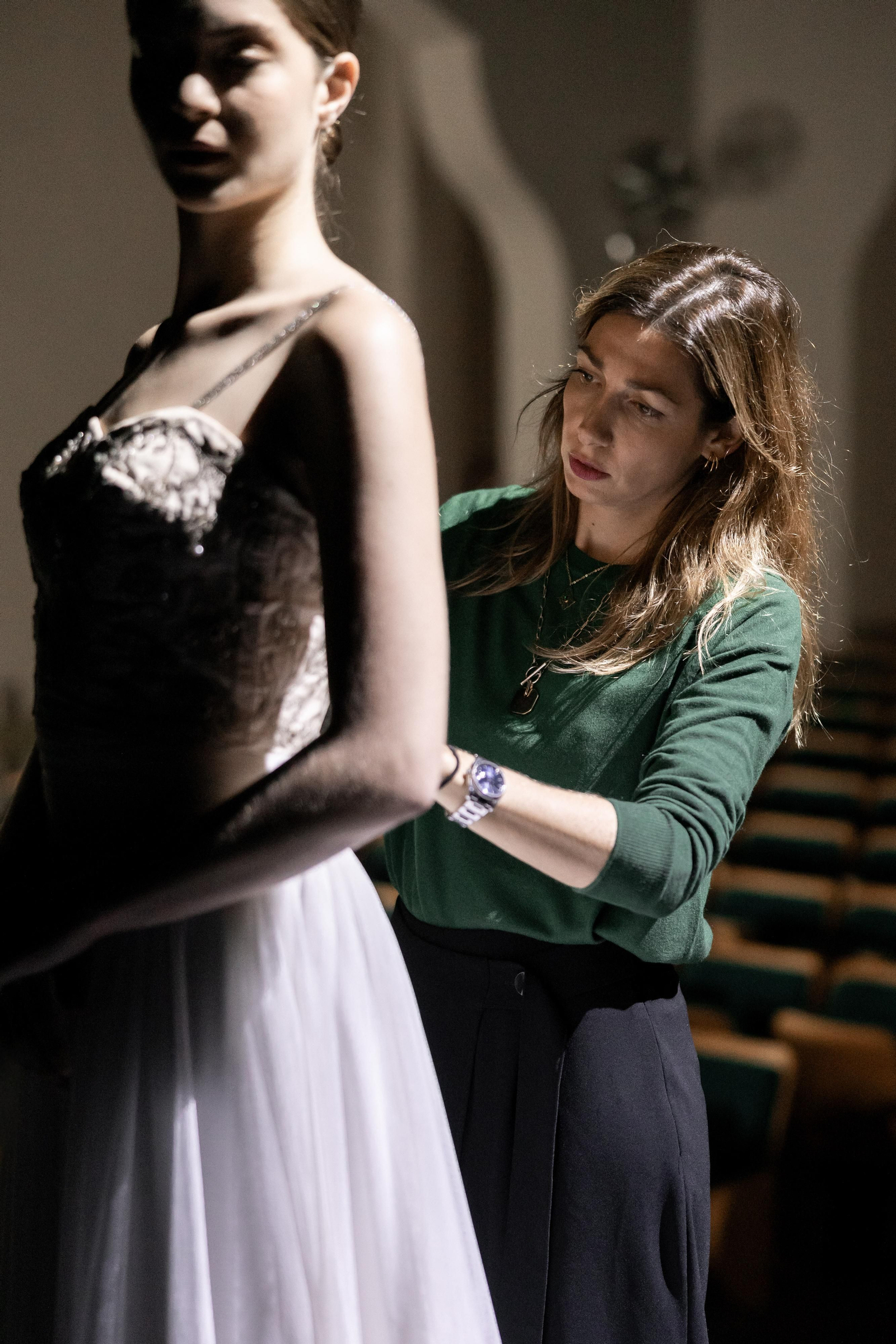 La diseñadora Mara Álvarez ultima los detalles de uno de los vestidos de novia de su colección 'Les Mains'. La diseñadora Mara Álvarez ultima los detalles de uno de los vestidos de novia de su colección 'Les Mains'.