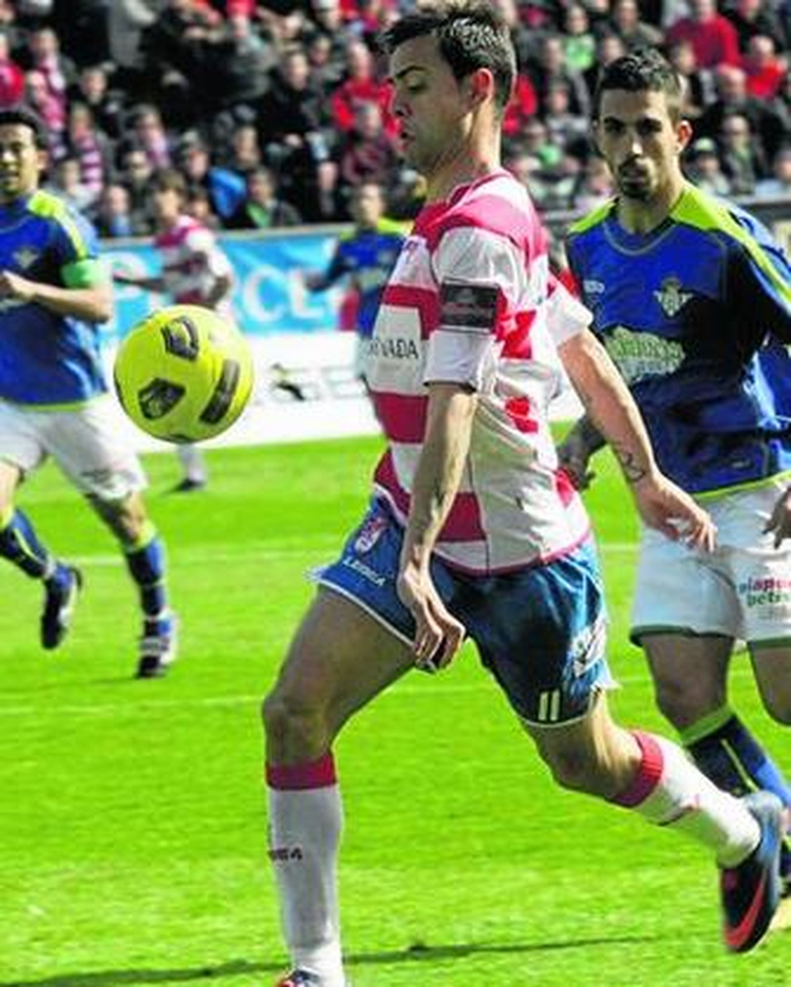 Dani Benítez se dispone a controlar el balón.