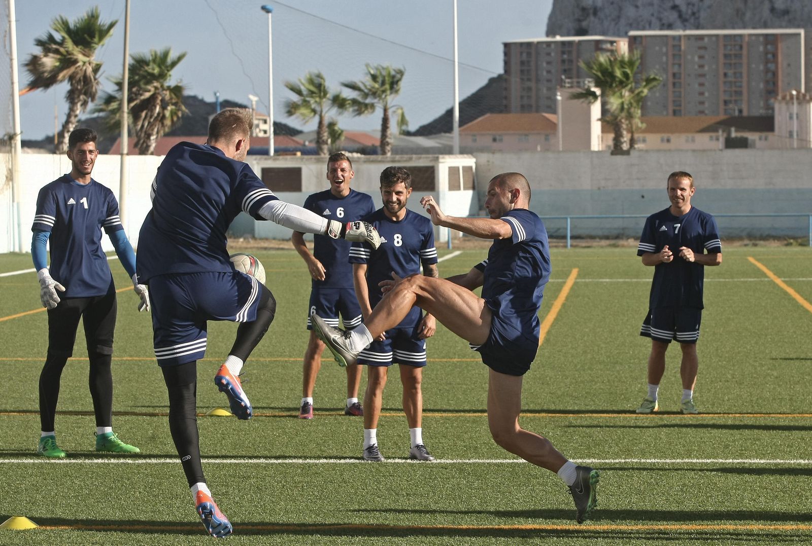Sergio Molina trata de arrebatar el balón a Javi Montoya en un entrenamiento.