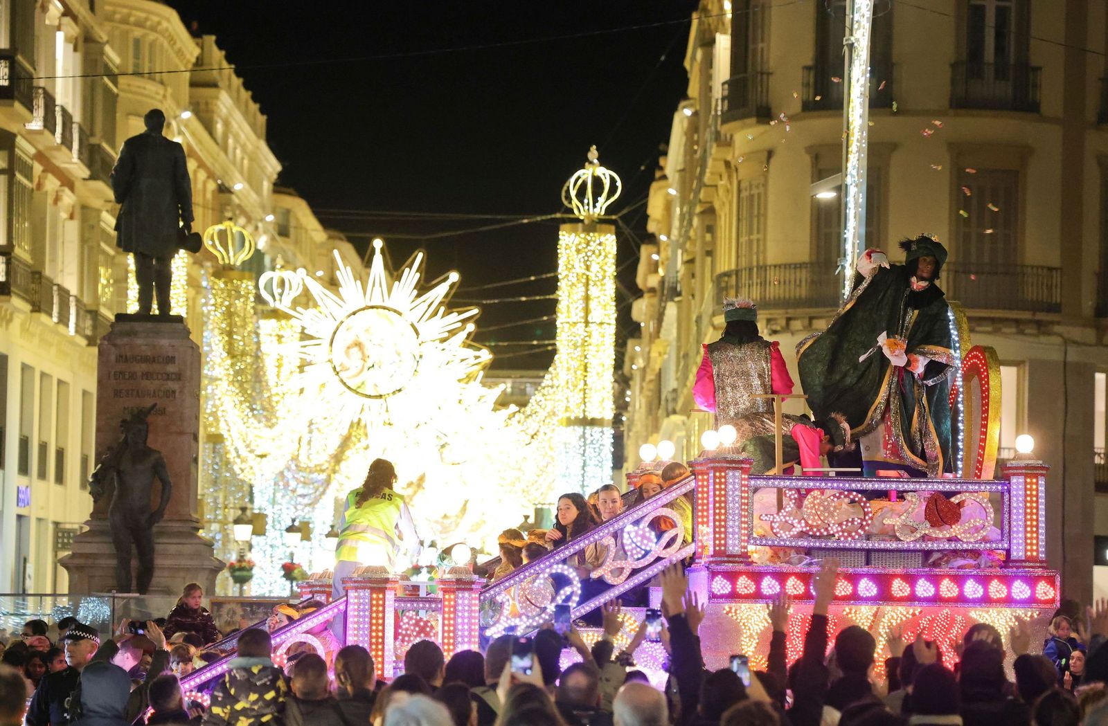 Baltasar Perry reparte caramelos.
