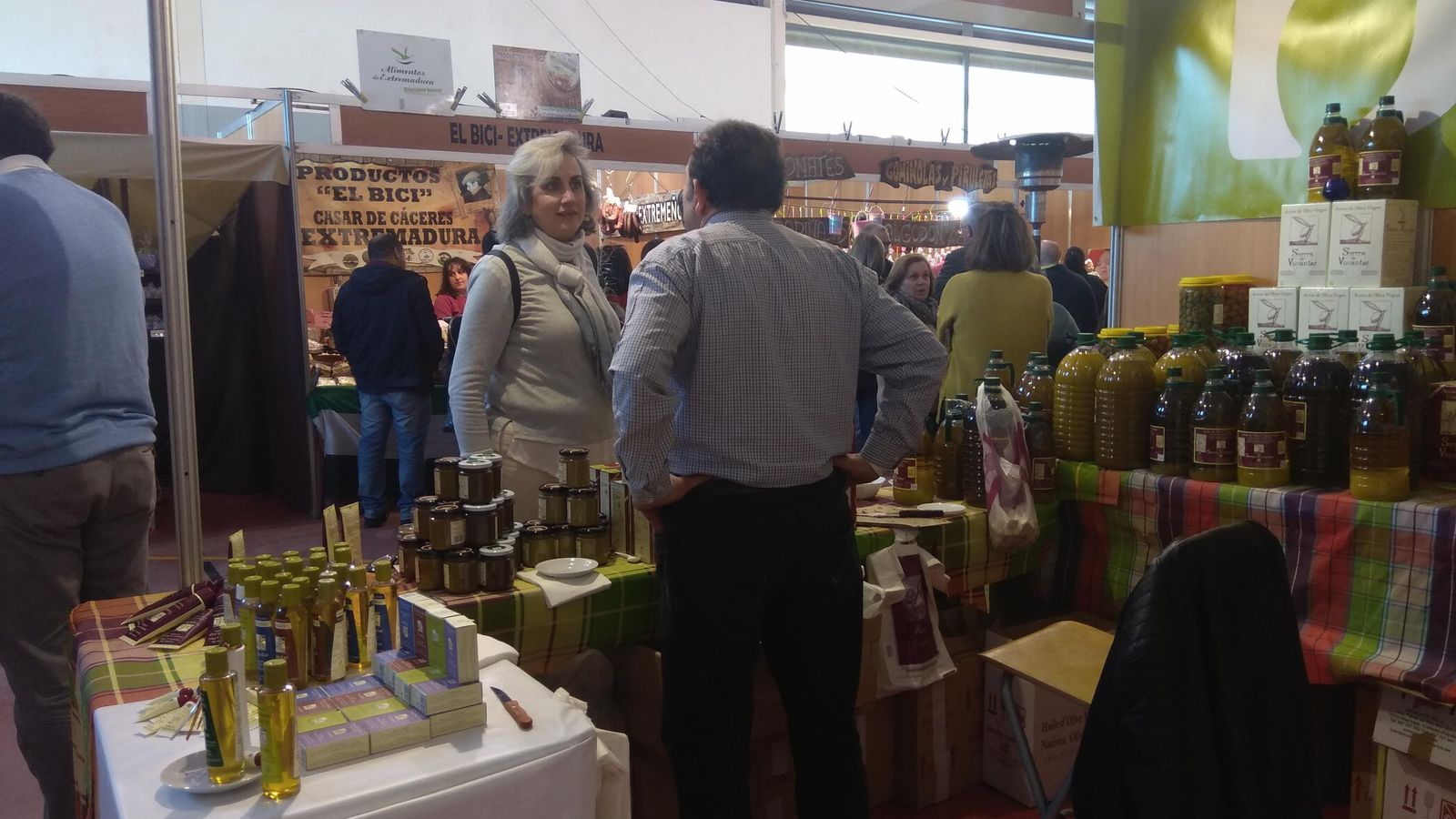 Stand con productos de aceite variados.