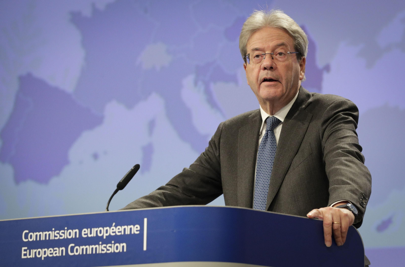 El comisario de Economía de la Comisión Europea, Paolo Gentiloni, en rueda de prensa este lunes en Bruselas.