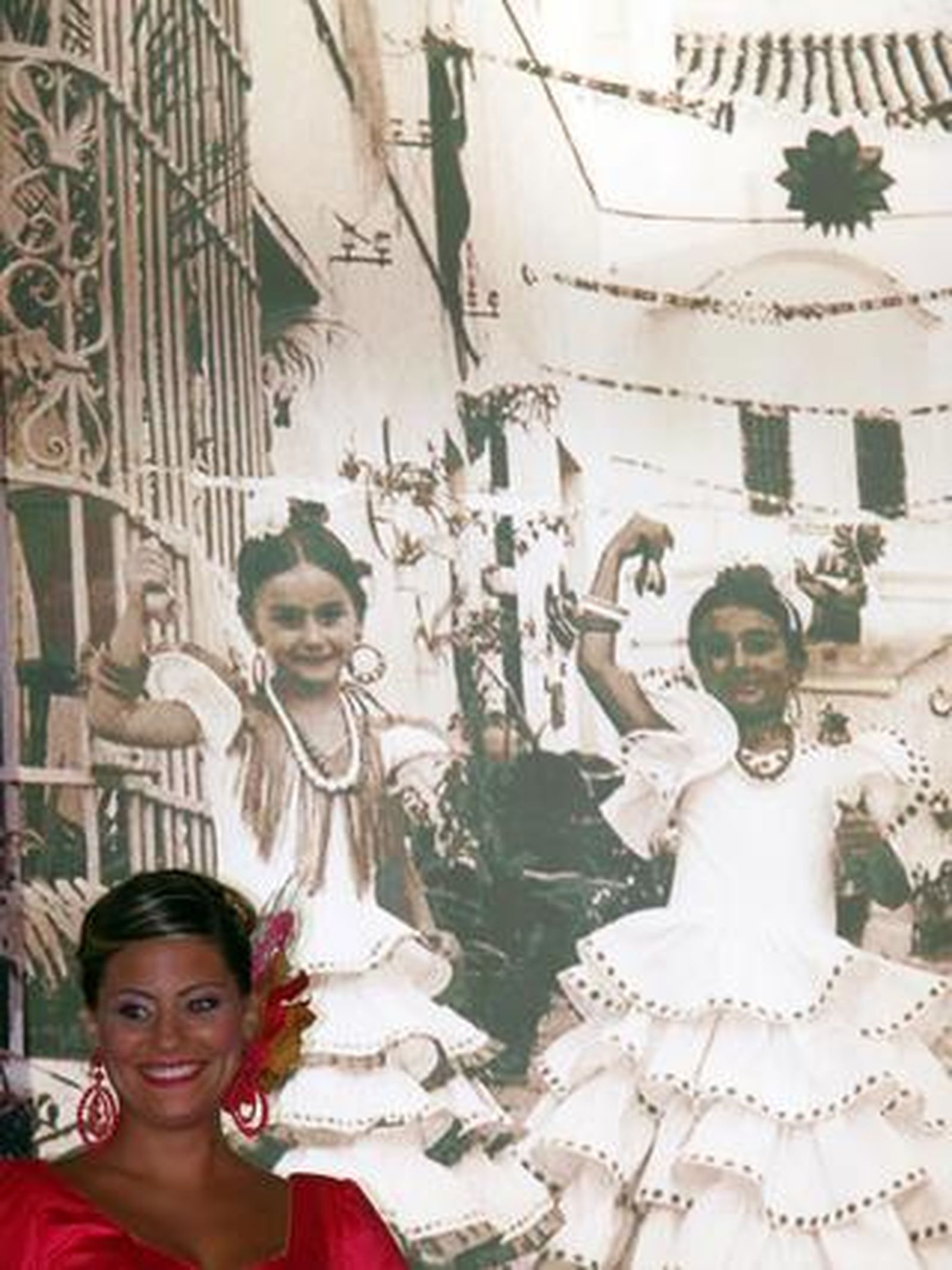 El acto de coronación de las reinas infantil y juvenil precedió al pregón a cargo del escritor Francisco Muñoz. 

Foto: Paco Guerrero