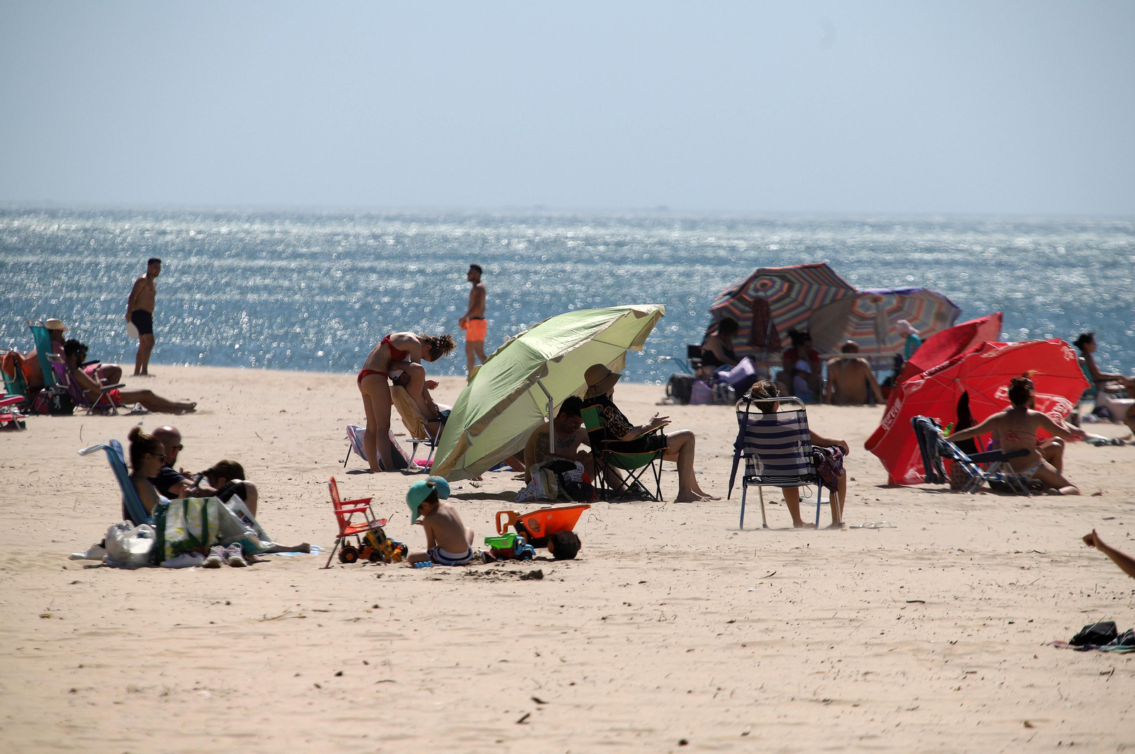 Imágenes del ambiente en la playa en la mañana del domingo en Huelva