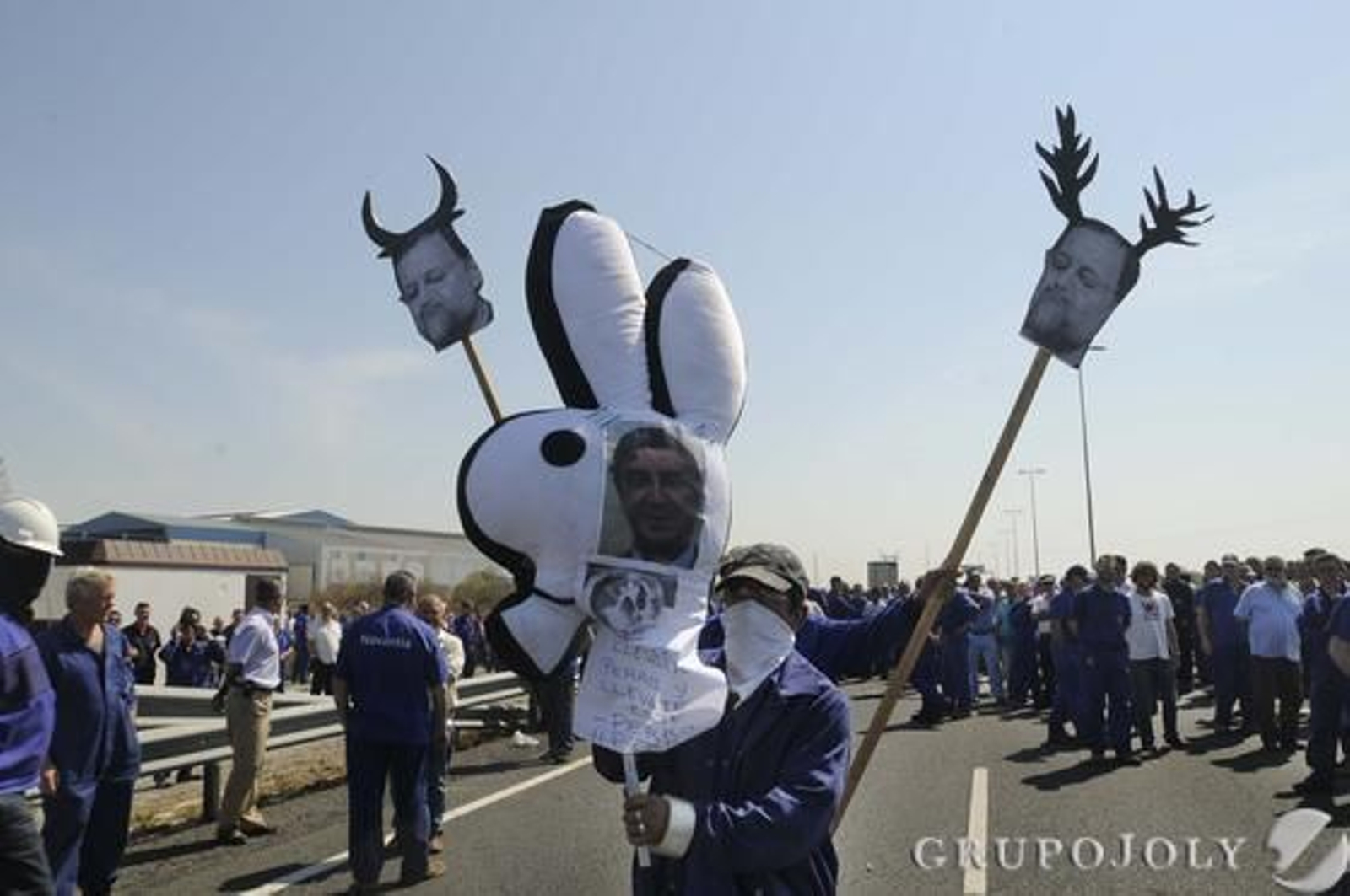 Los trabajadores de Navantia derribaron barreras y farolas y quemaron el pórtico de entrada al puente José León de Carranza.

Foto: Borja Benjumeda