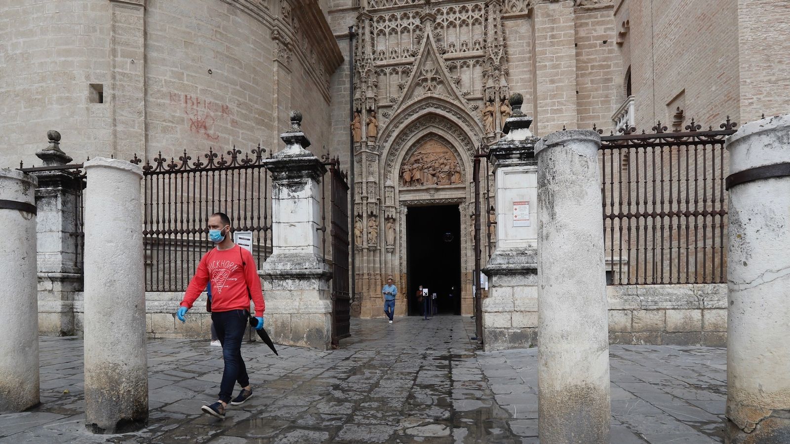 Fieles saliendo de la Catedral.